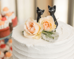 two black cat figurines as wedding cake topper